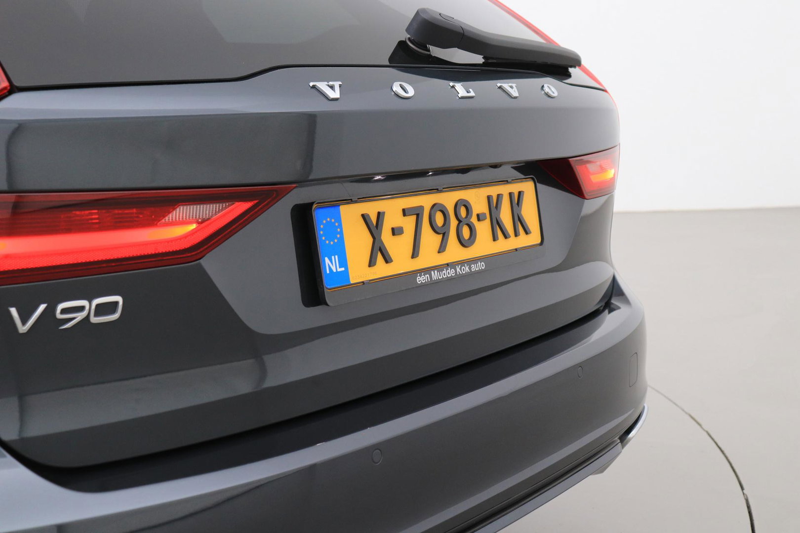 Volvo V90 T8 AWD R-Design | Luchtvering | Harman/Kardon | Trekhaak | 360° Camera | BLIS | Standkachel | 20 Inch | ACC