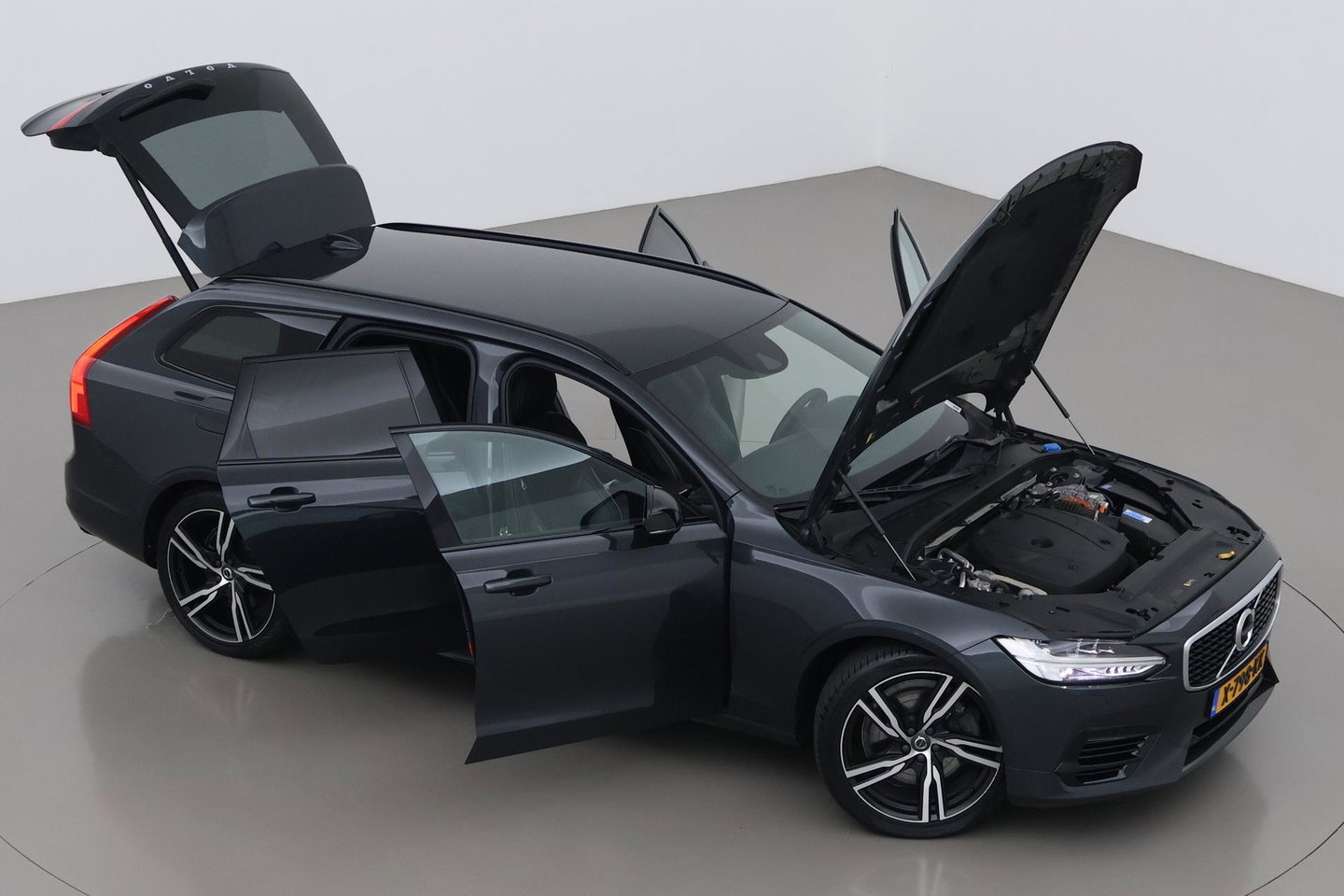 Volvo V90 T8 AWD R-Design | Luchtvering | Harman/Kardon | Trekhaak | 360° Camera | BLIS | Standkachel | 20 Inch | ACC