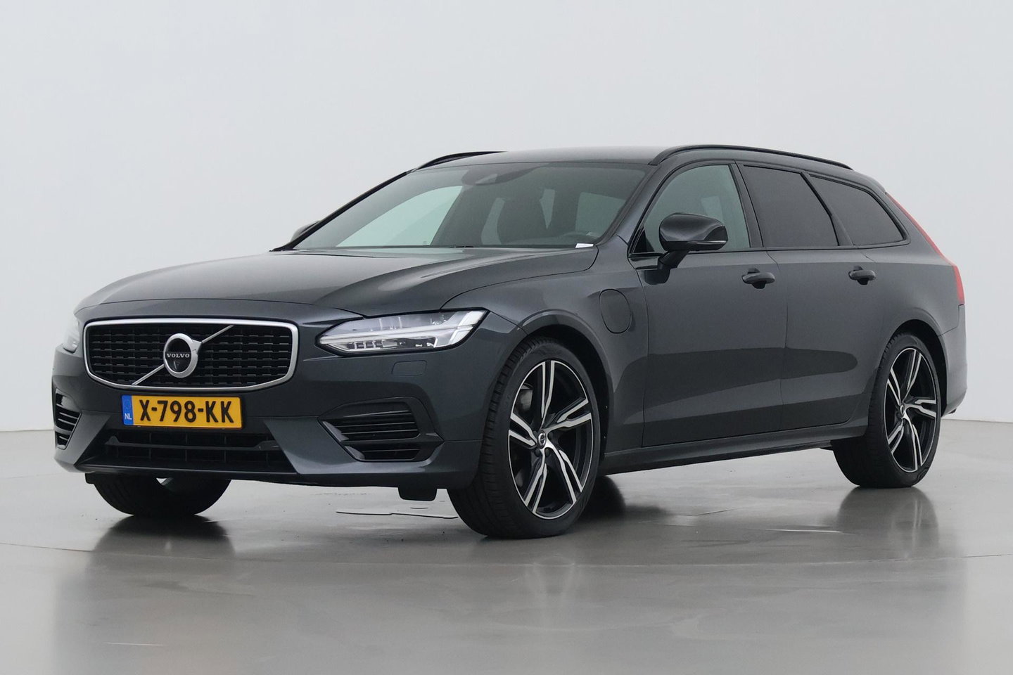 Volvo V90 T8 AWD R-Design | Luchtvering | Harman/Kardon | Trekhaak | 360° Camera | BLIS | Standkachel | 20 Inch | ACC