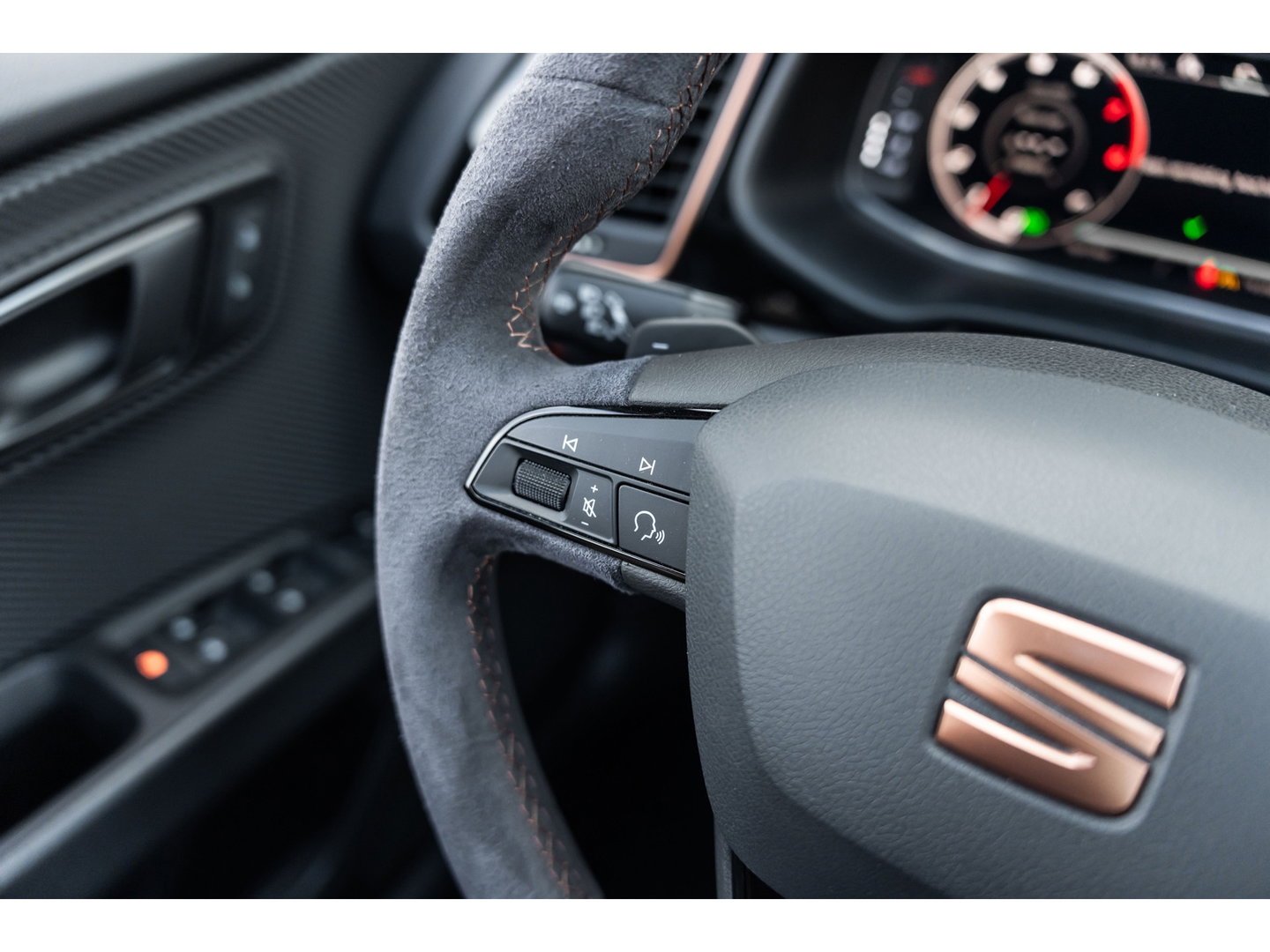 SEAT Leon ST 2.0 TSI 4DRIVE CUPRA R CARBON PANO BREMBO BEATS