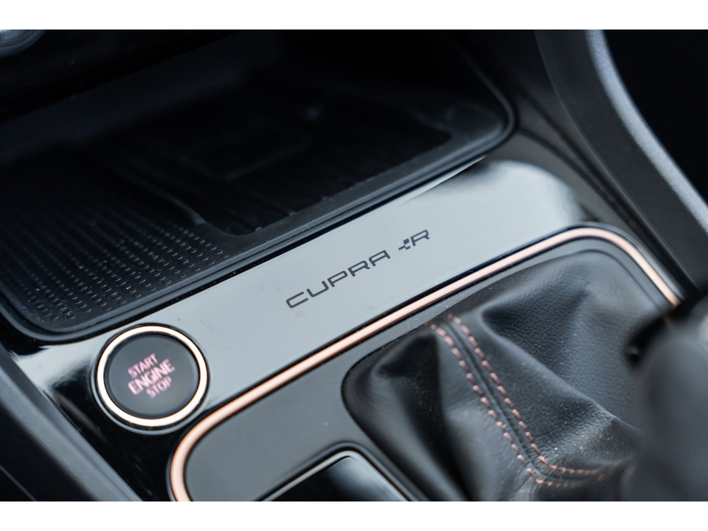 SEAT Leon ST 2.0 TSI 4DRIVE CUPRA R CARBON PANO BREMBO BEATS
