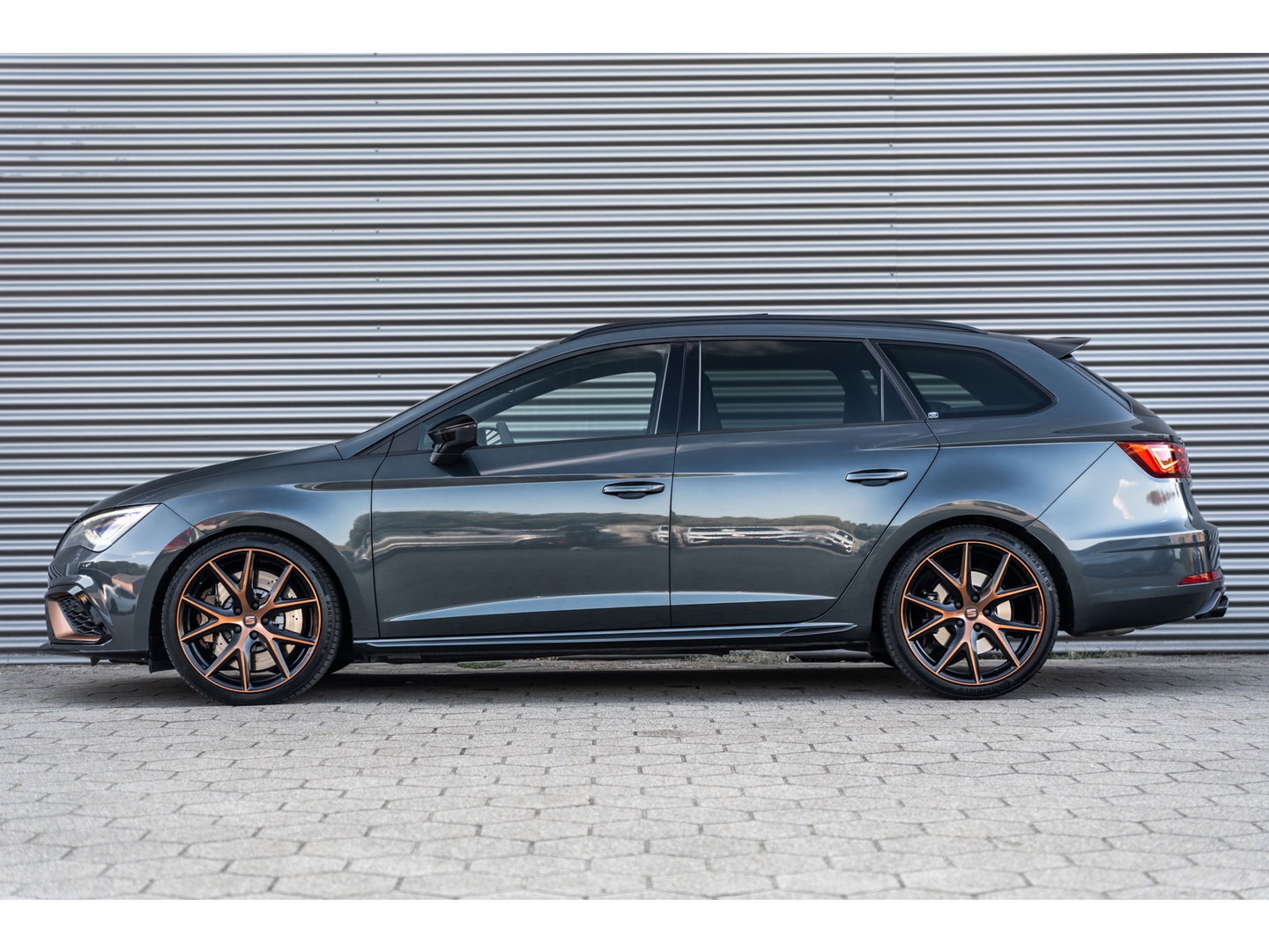 SEAT Leon ST 2.0 TSI 4DRIVE CUPRA R CARBON PANO BREMBO BEATS