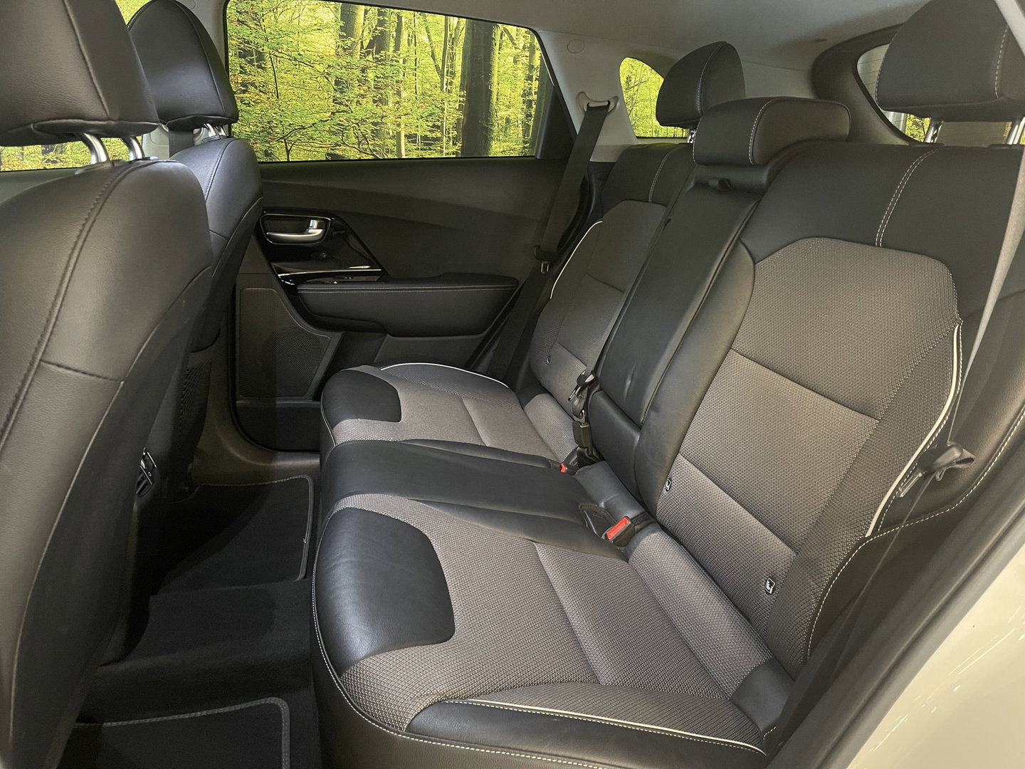 Kia e-Niro DynamicPlusLine 39 kWh | Apple carplay | Stuurwielverwarming | Camera | DAB | Keyless | Airco | Panoramadak |