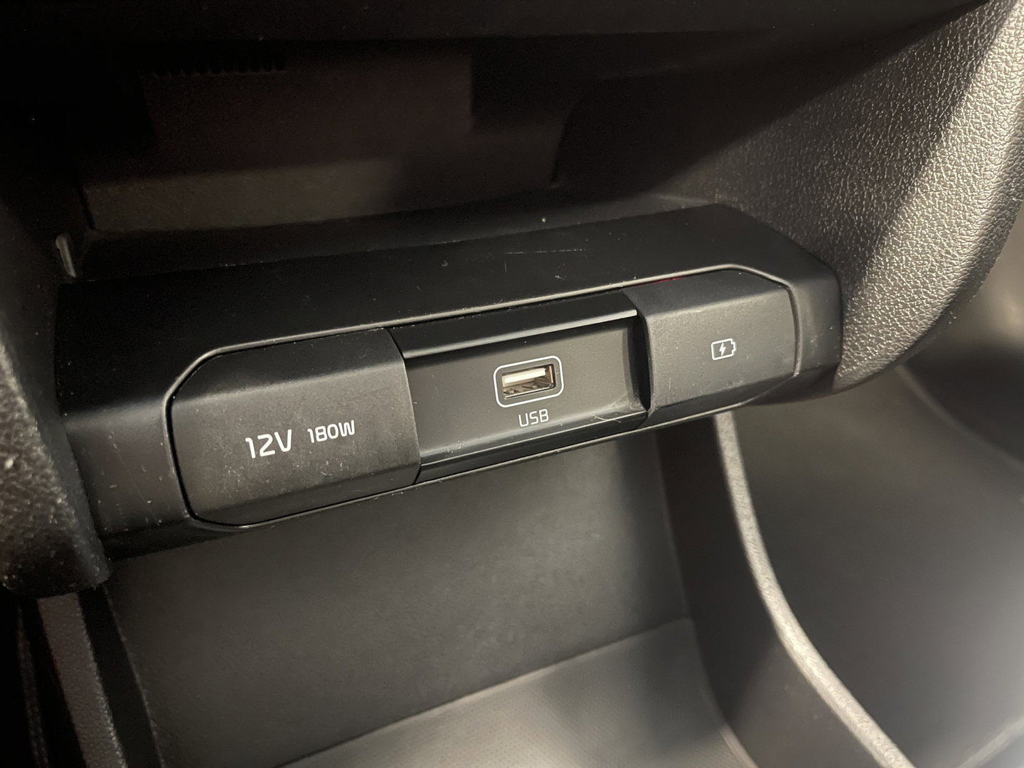 Kia e-Niro DynamicPlusLine 39 kWh | Apple carplay | Stuurwielverwarming | Camera | DAB | Keyless | Airco | Panoramadak |