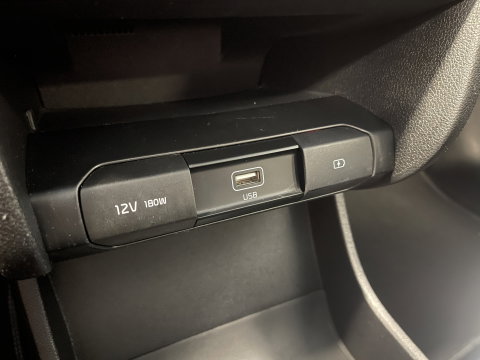 Kia e-Niro DynamicPlusLine 39 kWh | Apple carplay | Stuurwielverwarming | Camera | DAB | Keyless | Airco | Panoramadak |
