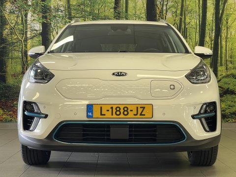 Kia e-Niro DynamicPlusLine 39 kWh | Apple carplay | Stuurwielverwarming | Camera | DAB | Keyless | Airco | Panoramadak |
