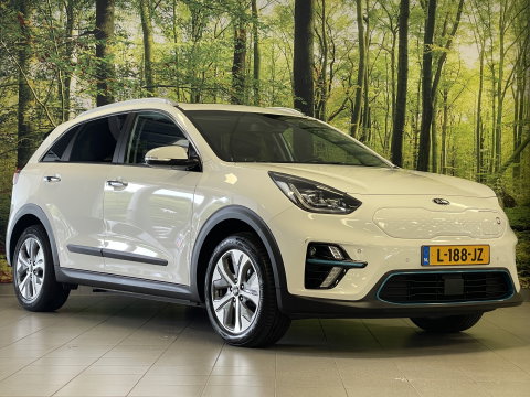 Kia e-Niro DynamicPlusLine 39 kWh | Apple carplay | Stuurwielverwarming | Camera | DAB | Keyless | Airco | Panoramadak |