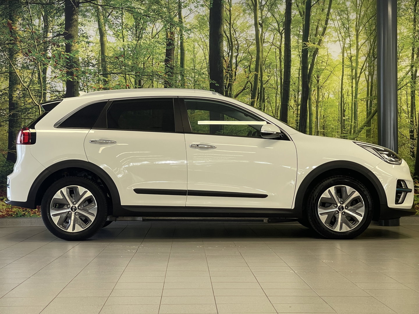 Kia e-Niro DynamicPlusLine 39 kWh | Apple carplay | Stuurwielverwarming | Camera | DAB | Keyless | Airco | Panoramadak |