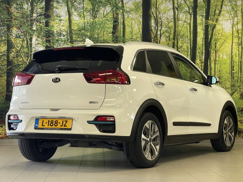 Kia e-Niro DynamicPlusLine 39 kWh | Apple carplay | Stuurwielverwarming | Camera | DAB | Keyless | Airco | Panoramadak |