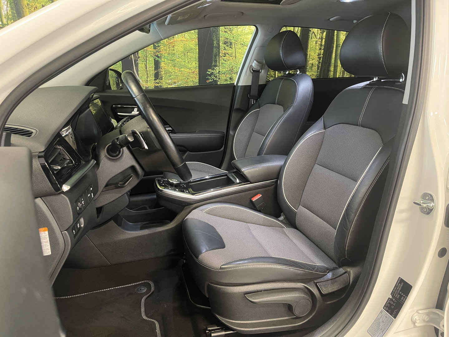 Kia e-Niro DynamicPlusLine 39 kWh | Apple carplay | Stuurwielverwarming | Camera | DAB | Keyless | Airco | Panoramadak |
