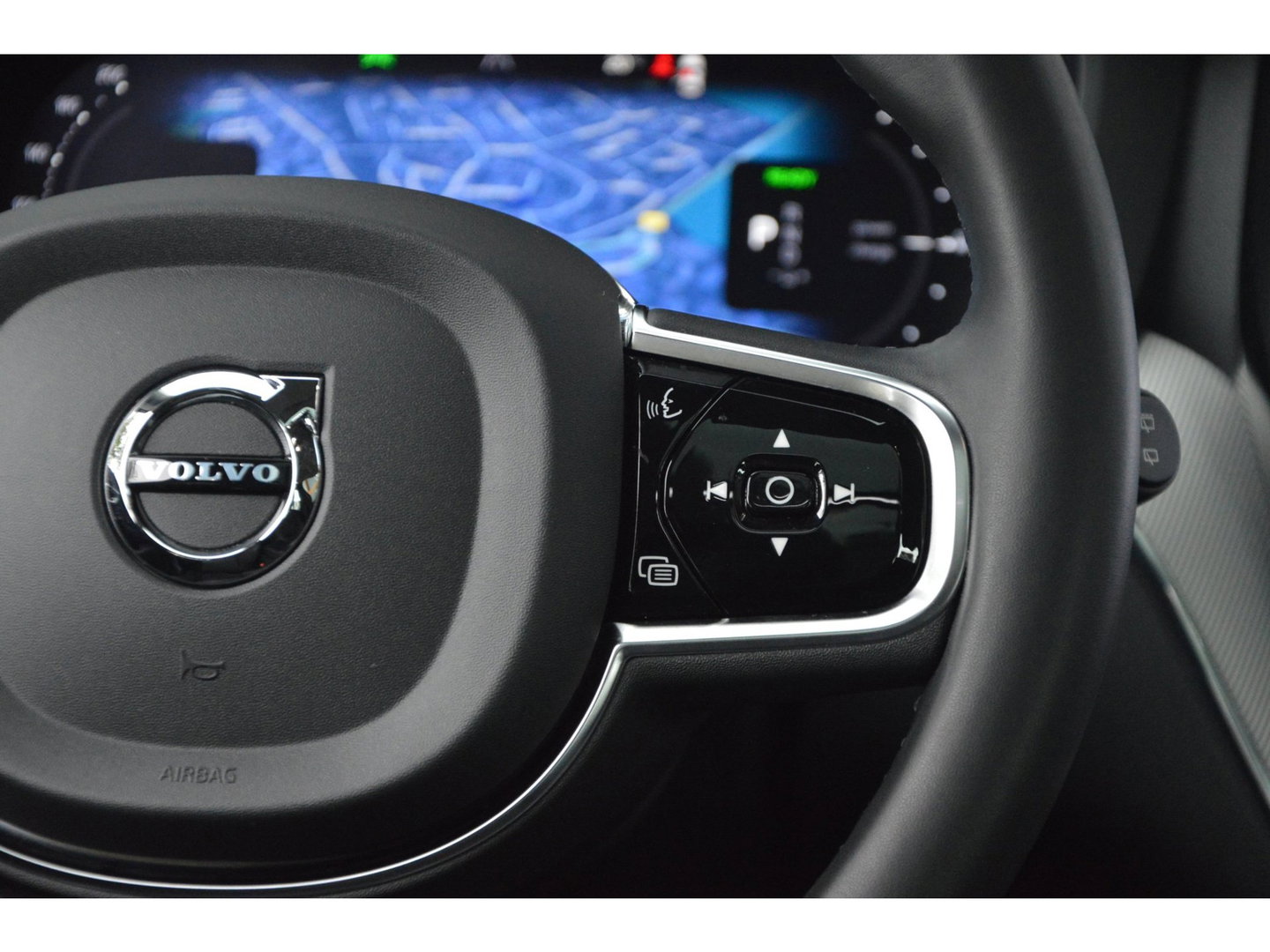Volvo XC60 T6 Hybride AWD Plus Dark LONG RANGE | Panoramadak | Camera | Stoel + Stuur Verwarmd | Adaptive Cruise | Memory |