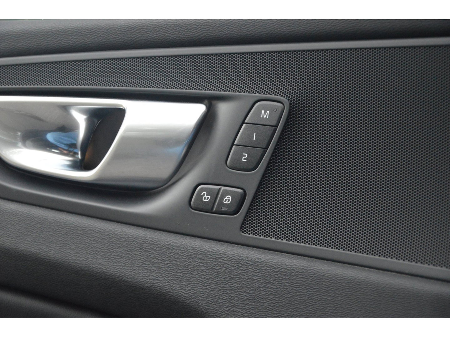Volvo XC60 T6 Hybride AWD Plus Dark LONG RANGE | Panoramadak | Camera | Stoel + Stuur Verwarmd | Adaptive Cruise | Memory |