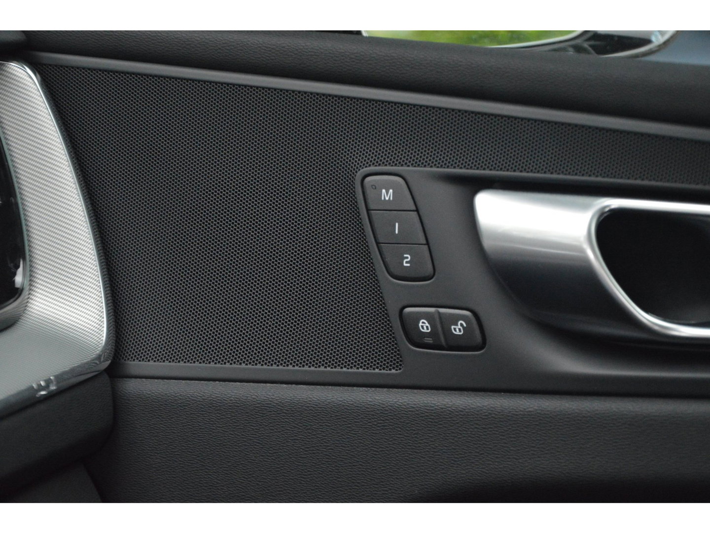 Volvo XC60 T6 Hybride AWD Plus Dark LONG RANGE | Panoramadak | Camera | Stoel + Stuur Verwarmd | Adaptive Cruise | Memory |