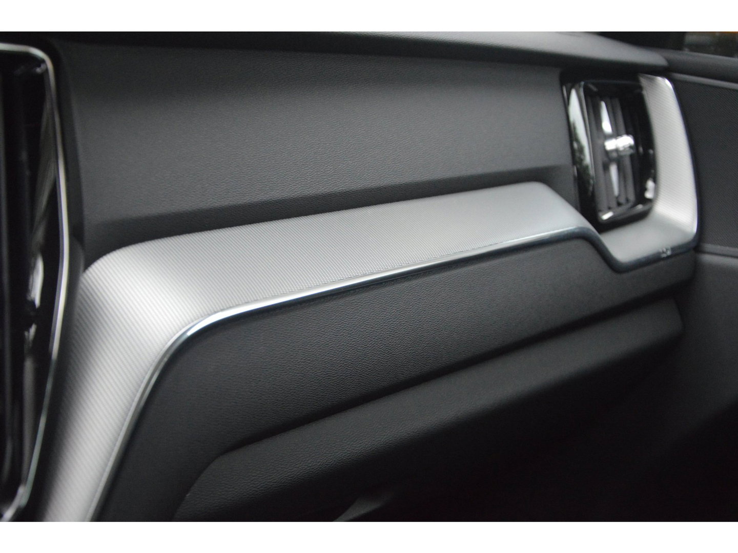 Volvo XC60 T6 Hybride AWD Plus Dark LONG RANGE | Panoramadak | Camera | Stoel + Stuur Verwarmd | Adaptive Cruise | Memory |