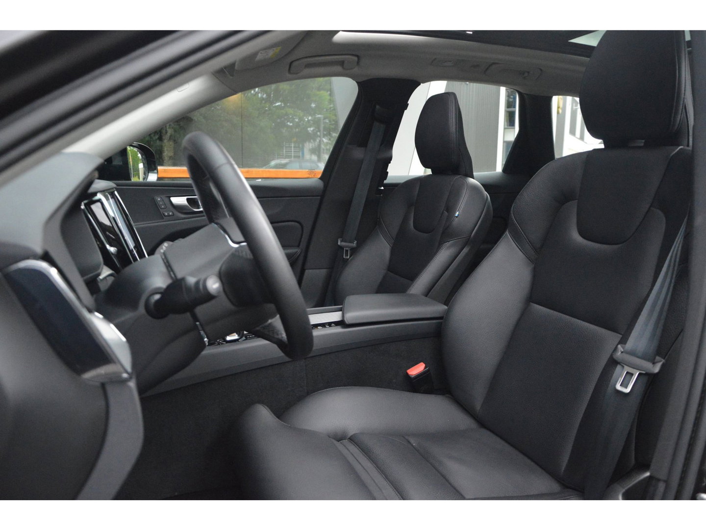 Volvo XC60 T6 Hybride AWD Plus Dark LONG RANGE | Panoramadak | Camera | Stoel + Stuur Verwarmd | Adaptive Cruise | Memory |