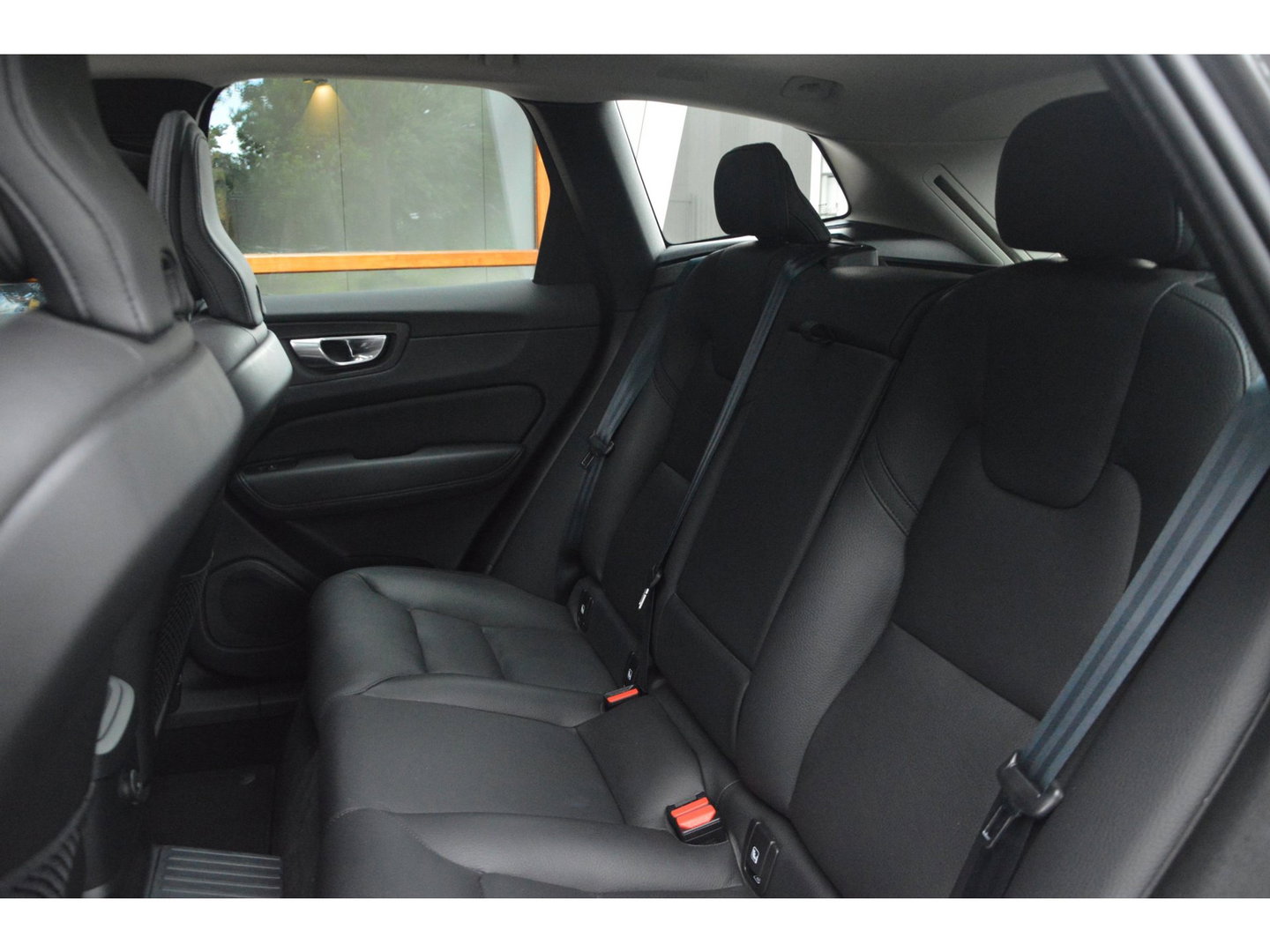 Volvo XC60 T6 Hybride AWD Plus Dark LONG RANGE | Panoramadak | Camera | Stoel + Stuur Verwarmd | Adaptive Cruise | Memory |