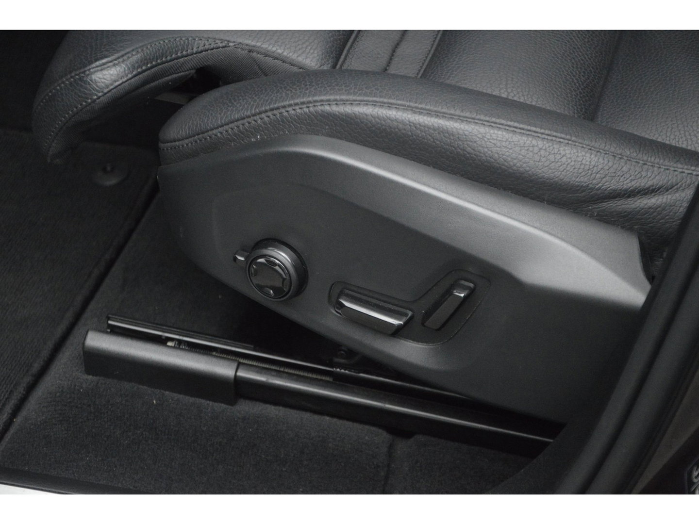 Volvo XC60 T6 Hybride AWD Plus Dark LONG RANGE | Panoramadak | Camera | Stoel + Stuur Verwarmd | Adaptive Cruise | Memory |