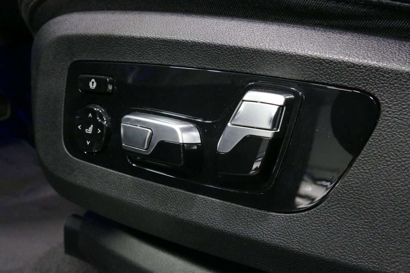 BMW X5 xDrive45e M Sport / Orig. Nederlands / Maxton Design Bodykit V.2 / Panoramadak Sky Lounge / Massage stoelen / Carbon inleg / Trekhaak / Elektr. verstelbare voorstoelen + memory / BMW Laser Koplampen / Bowers & Wilkins Sound-system / Head-up Display / Acht