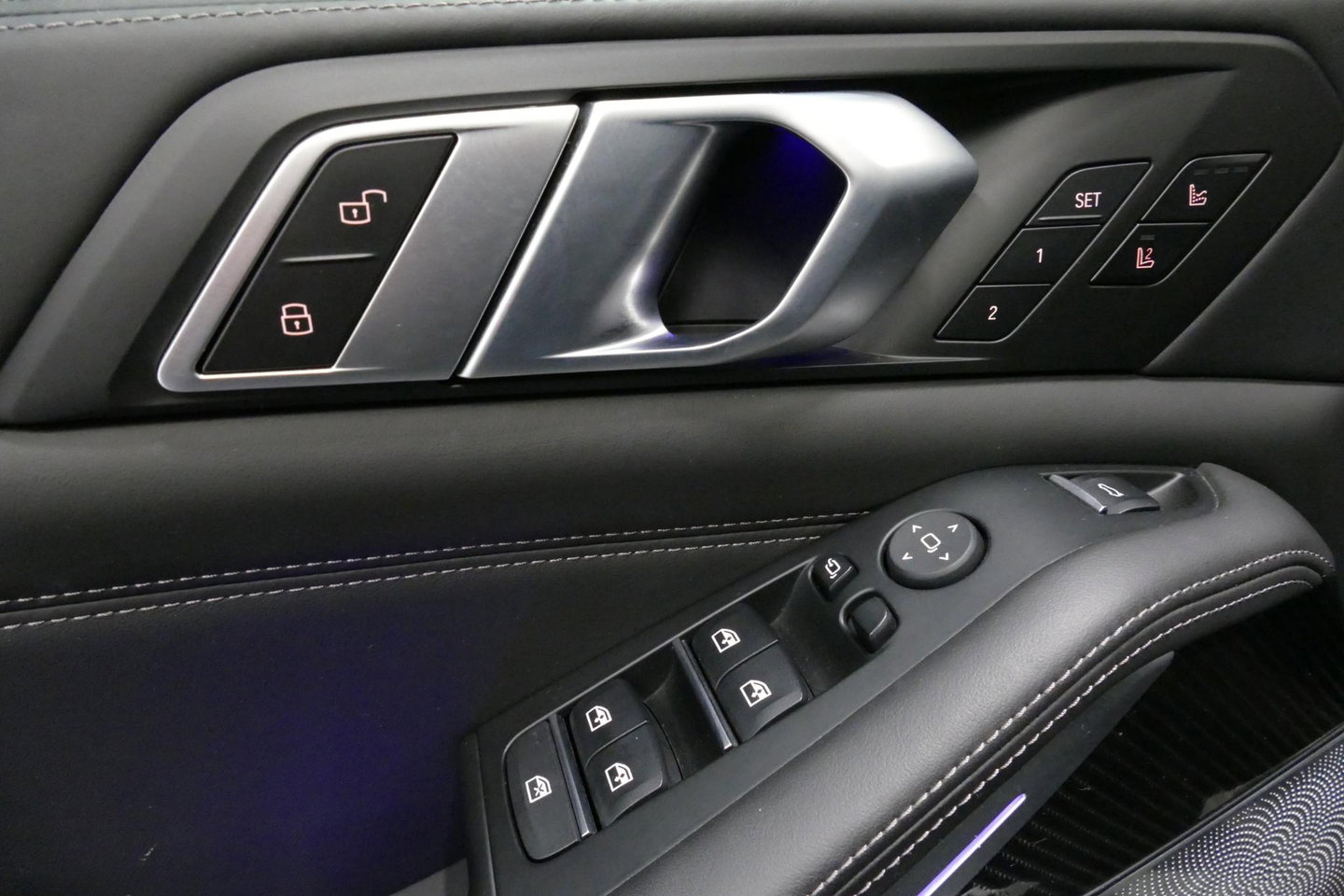 BMW X5 xDrive45e M Sport / Orig. Nederlands / Maxton Design Bodykit V.2 / Panoramadak Sky Lounge / Massage stoelen / Carbon inleg / Trekhaak / Elektr. verstelbare voorstoelen + memory / BMW Laser Koplampen / Bowers & Wilkins Sound-system / Head-up Display / Acht