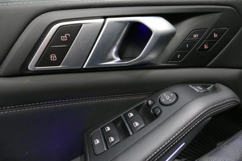 BMW X5 xDrive45e M Sport / Orig. Nederlands / Maxton Design Bodykit V.2 / Panoramadak Sky Lounge / Massage stoelen / Carbon inleg / Trekhaak / Elektr. verstelbare voorstoelen + memory / BMW Laser Koplampen / Bowers & Wilkins Sound-system / Head-up Display / Acht