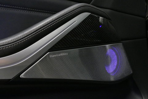 BMW X5 xDrive45e M Sport / Orig. Nederlands / Maxton Design Bodykit V.2 / Panoramadak Sky Lounge / Massage stoelen / Carbon inleg / Trekhaak / Elektr. verstelbare voorstoelen + memory / BMW Laser Koplampen / Bowers & Wilkins Sound-system / Head-up Display / Acht