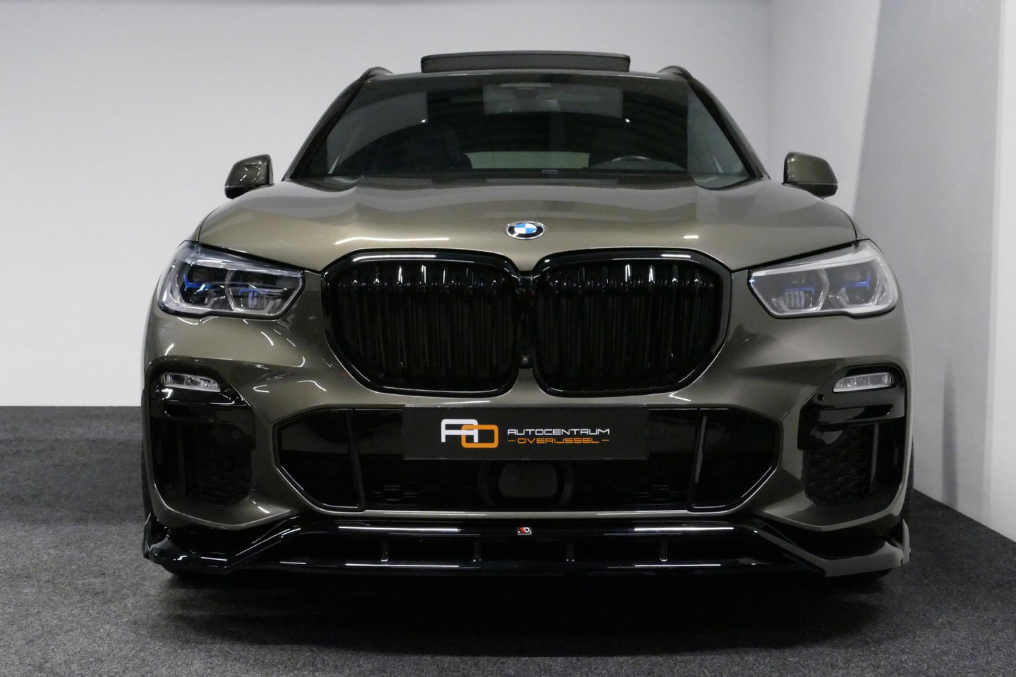 BMW X5 xDrive45e M Sport / Orig. Nederlands / Maxton Design Bodykit V.2 / Panoramadak Sky Lounge / Massage stoelen / Carbon inleg / Trekhaak / Elektr. verstelbare voorstoelen + memory / BMW Laser Koplampen / Bowers & Wilkins Sound-system / Head-up Display / Acht