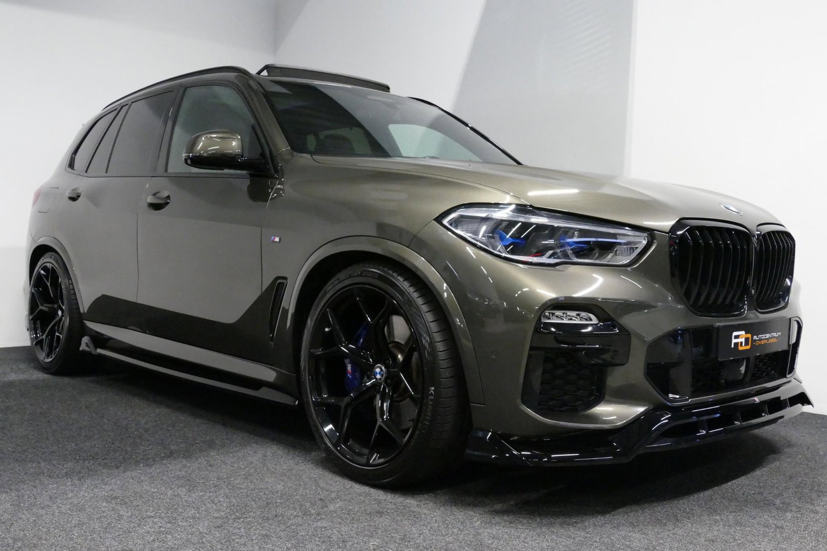 BMW X5 xDrive45e M Sport / Orig. Nederlands / Maxton Design Bodykit V.2 / Panoramadak Sky Lounge / Massage stoelen / Carbon inleg / Trekhaak / Elektr. verstelbare voorstoelen + memory / BMW Laser Koplampen / Bowers & Wilkins Sound-system / Head-up Display / Acht