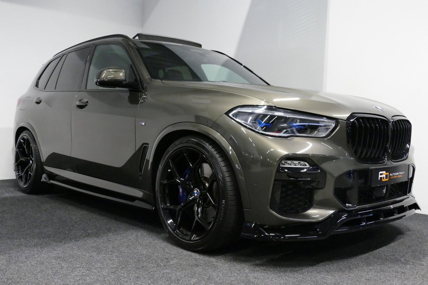 BMW X5 xDrive45e M Sport / Orig. Nederlands / Maxton Design Bodykit V.2 / Panoramadak Sky Lounge / Massage stoelen / Carbon inleg / Trekhaak / Elektr. verstelbare voorstoelen + memory / BMW Laser Koplampen / Bowers & Wilkins Sound-system / Head-up Display / Acht