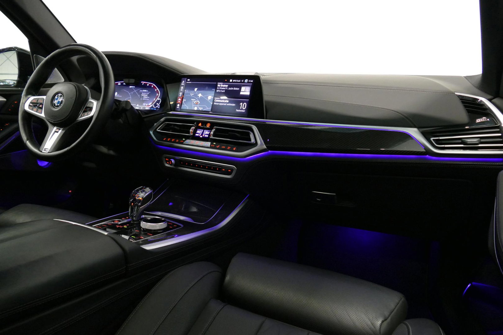 BMW X5 xDrive45e M Sport / Orig. Nederlands / Maxton Design Bodykit V.2 / Panoramadak Sky Lounge / Massage stoelen / Carbon inleg / Trekhaak / Elektr. verstelbare voorstoelen + memory / BMW Laser Koplampen / Bowers & Wilkins Sound-system / Head-up Display / Acht