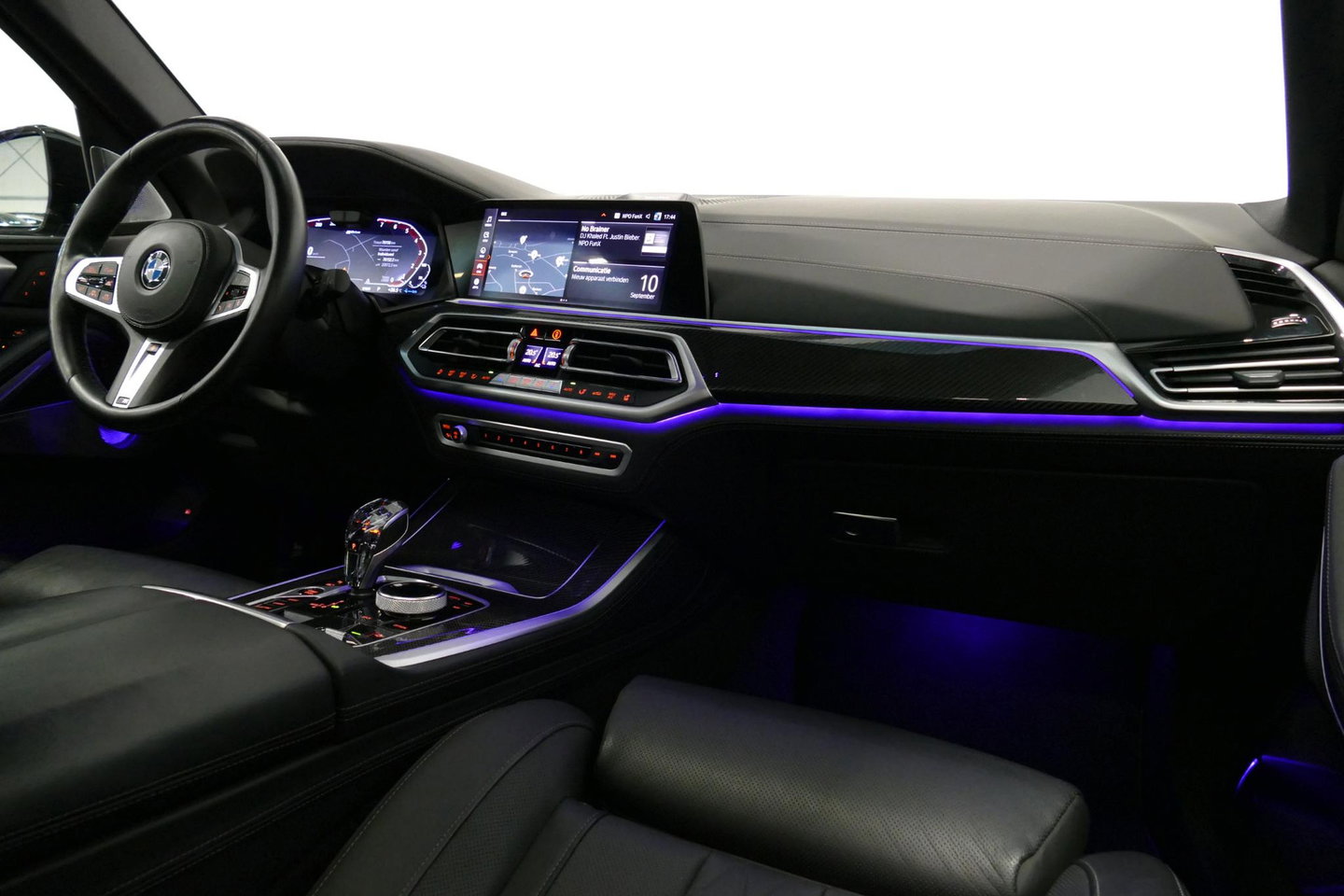BMW X5 xDrive45e M Sport / Orig. Nederlands / Maxton Design Bodykit V.2 / Panoramadak Sky Lounge / Massage stoelen / Carbon inleg / Trekhaak / Elektr. verstelbare voorstoelen + memory / BMW Laser Koplampen / Bowers & Wilkins Sound-system / Head-up Display / Acht