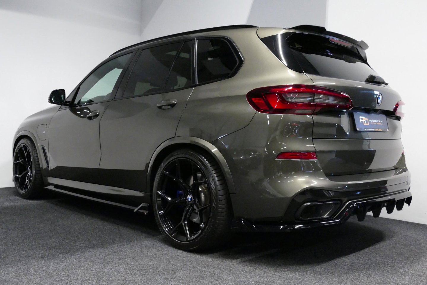 BMW X5 xDrive45e M Sport / Orig. Nederlands / Maxton Design Bodykit V.2 / Panoramadak Sky Lounge / Massage stoelen / Carbon inleg / Trekhaak / Elektr. verstelbare voorstoelen + memory / BMW Laser Koplampen / Bowers & Wilkins Sound-system / Head-up Display / Acht