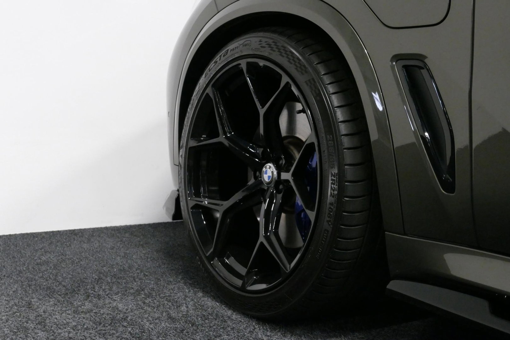 BMW X5 xDrive45e M Sport / Orig. Nederlands / Maxton Design Bodykit V.2 / Panoramadak Sky Lounge / Massage stoelen / Carbon inleg / Trekhaak / Elektr. verstelbare voorstoelen + memory / BMW Laser Koplampen / Bowers & Wilkins Sound-system / Head-up Display / Acht