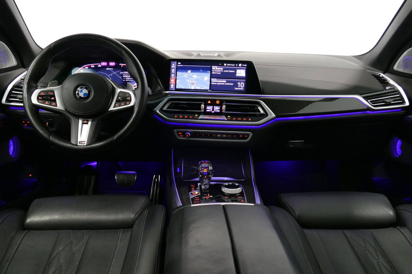 BMW X5 xDrive45e M Sport / Orig. Nederlands / Maxton Design Bodykit V.2 / Panoramadak Sky Lounge / Massage stoelen / Carbon inleg / Trekhaak / Elektr. verstelbare voorstoelen + memory / BMW Laser Koplampen / Bowers & Wilkins Sound-system / Head-up Display / Acht