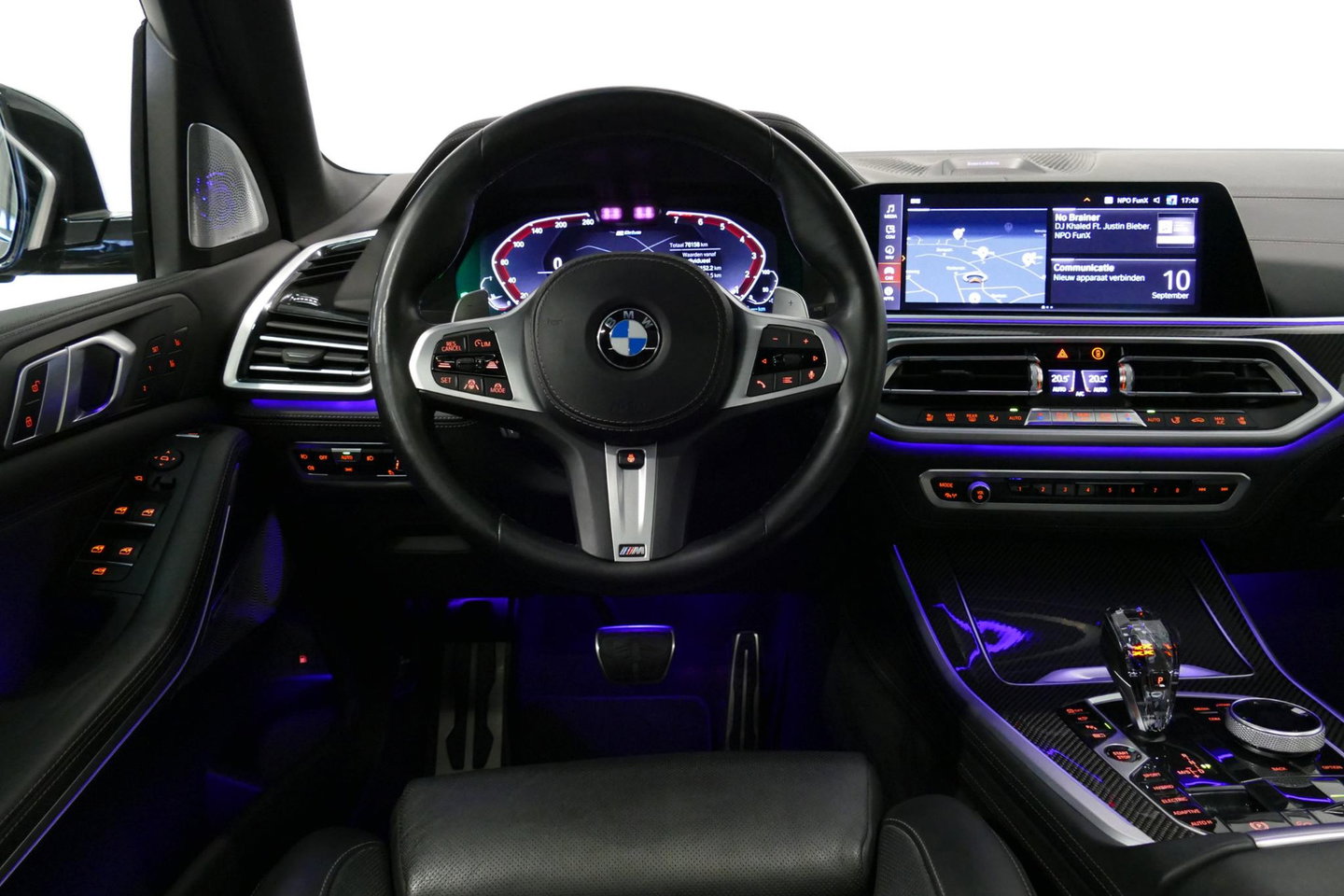 BMW X5 xDrive45e M Sport / Orig. Nederlands / Maxton Design Bodykit V.2 / Panoramadak Sky Lounge / Massage stoelen / Carbon inleg / Trekhaak / Elektr. verstelbare voorstoelen + memory / BMW Laser Koplampen / Bowers & Wilkins Sound-system / Head-up Display / Acht