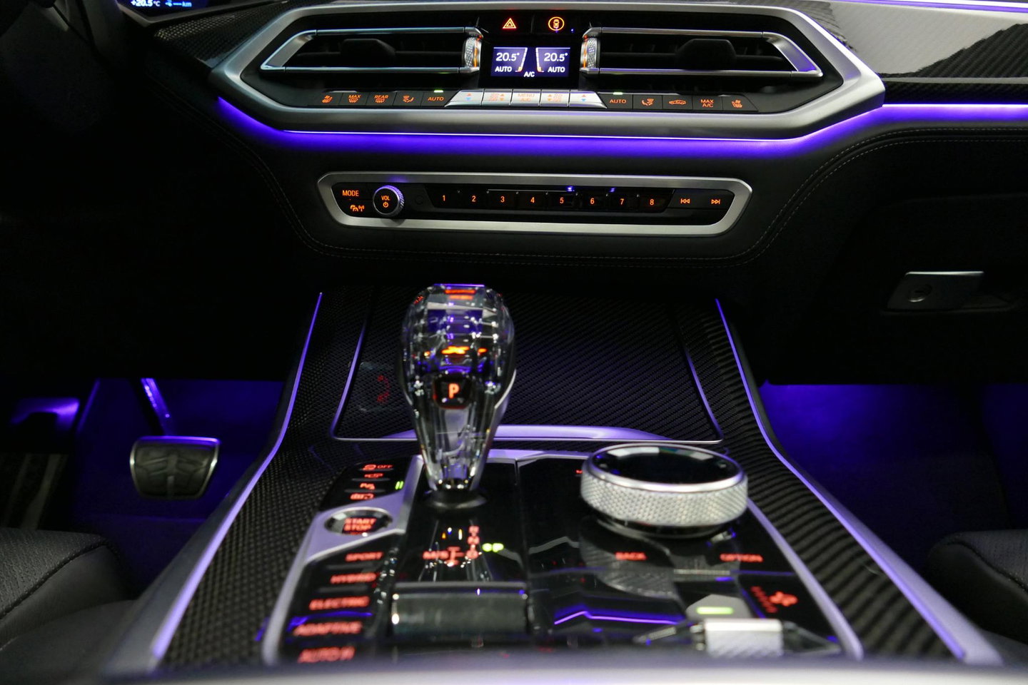 BMW X5 xDrive45e M Sport / Orig. Nederlands / Maxton Design Bodykit V.2 / Panoramadak Sky Lounge / Massage stoelen / Carbon inleg / Trekhaak / Elektr. verstelbare voorstoelen + memory / BMW Laser Koplampen / Bowers & Wilkins Sound-system / Head-up Display / Acht