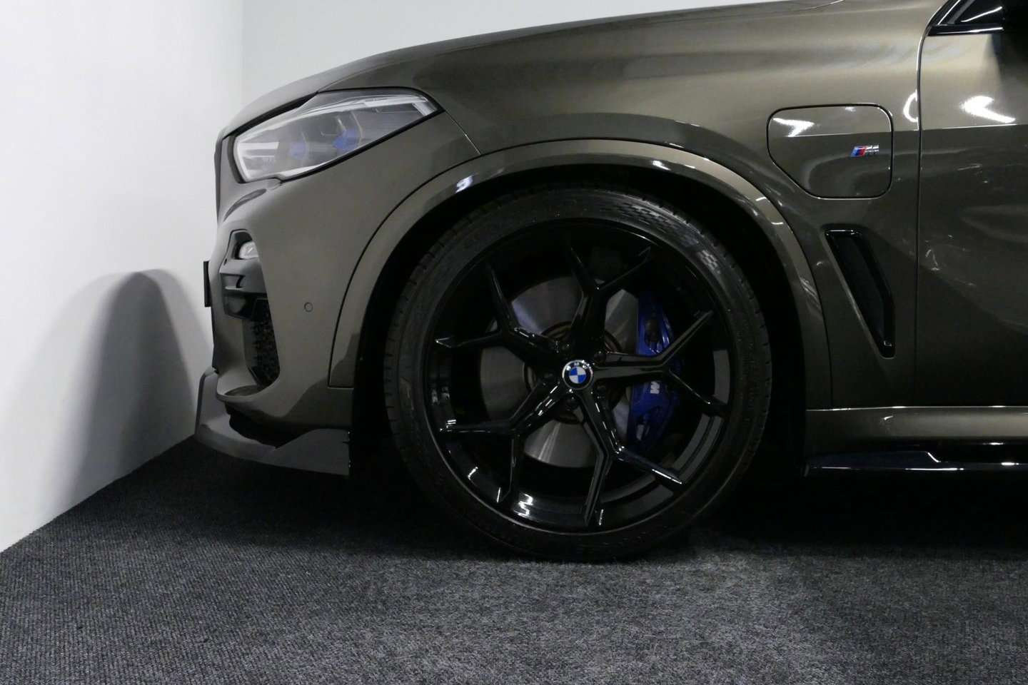 BMW X5 xDrive45e M Sport / Orig. Nederlands / Maxton Design Bodykit V.2 / Panoramadak Sky Lounge / Massage stoelen / Carbon inleg / Trekhaak / Elektr. verstelbare voorstoelen + memory / BMW Laser Koplampen / Bowers & Wilkins Sound-system / Head-up Display / Acht