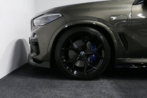 BMW X5 xDrive45e M Sport / Orig. Nederlands / Maxton Design Bodykit V.2 / Panoramadak Sky Lounge / Massage stoelen / Carbon inleg / Trekhaak / Elektr. verstelbare voorstoelen + memory / BMW Laser Koplampen / Bowers & Wilkins Sound-system / Head-up Display / Acht