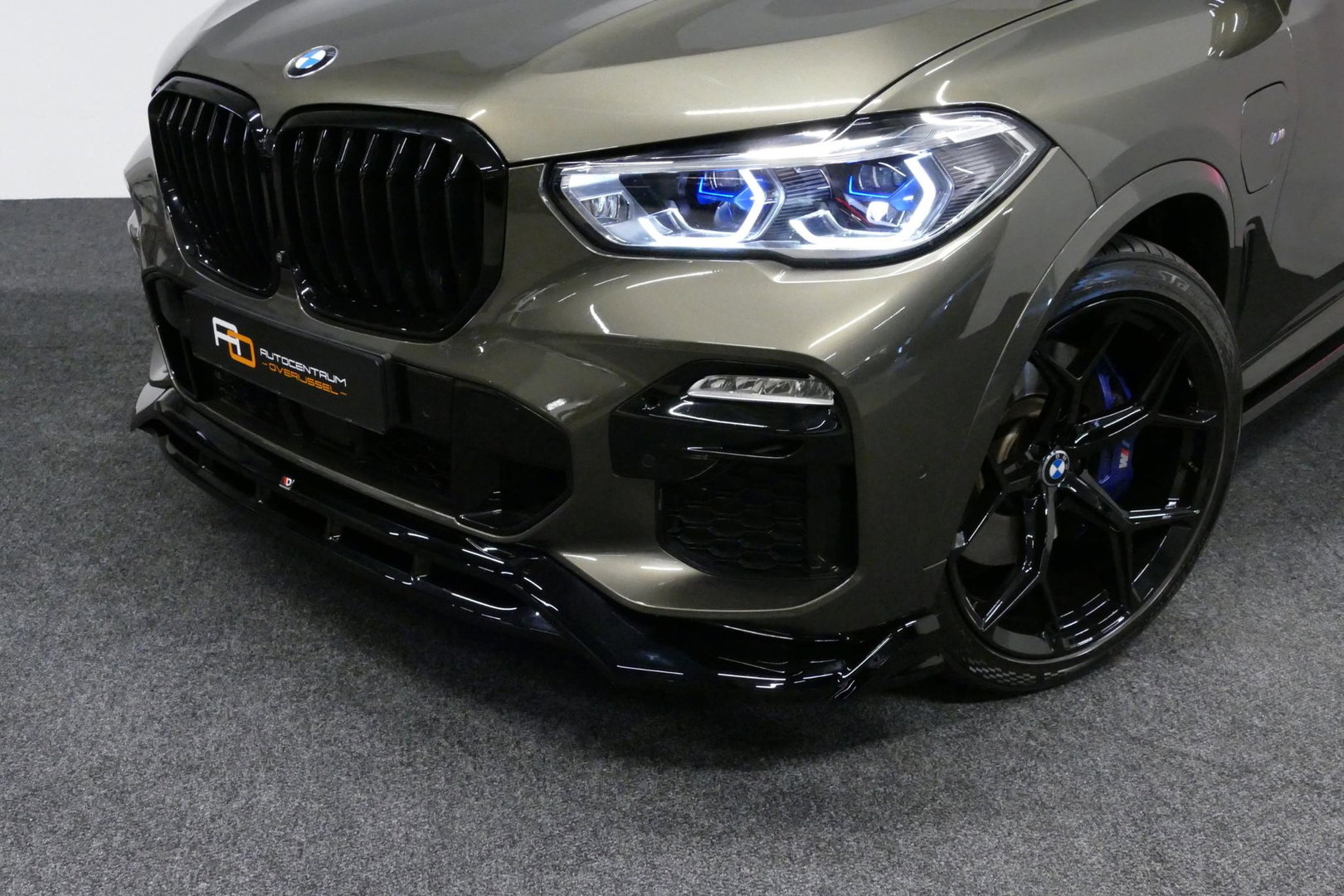 BMW X5 xDrive45e M Sport / Orig. Nederlands / Maxton Design Bodykit V.2 / Panoramadak Sky Lounge / Massage stoelen / Carbon inleg / Trekhaak / Elektr. verstelbare voorstoelen + memory / BMW Laser Koplampen / Bowers & Wilkins Sound-system / Head-up Display / Acht