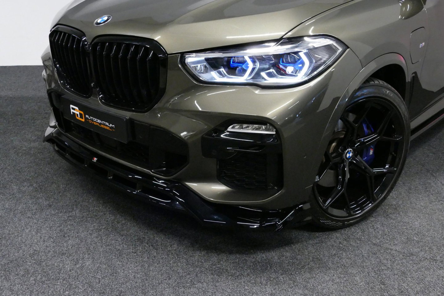 BMW X5 xDrive45e M Sport / Orig. Nederlands / Maxton Design Bodykit V.2 / Panoramadak Sky Lounge / Massage stoelen / Carbon inleg / Trekhaak / Elektr. verstelbare voorstoelen + memory / BMW Laser Koplampen / Bowers & Wilkins Sound-system / Head-up Display / Acht