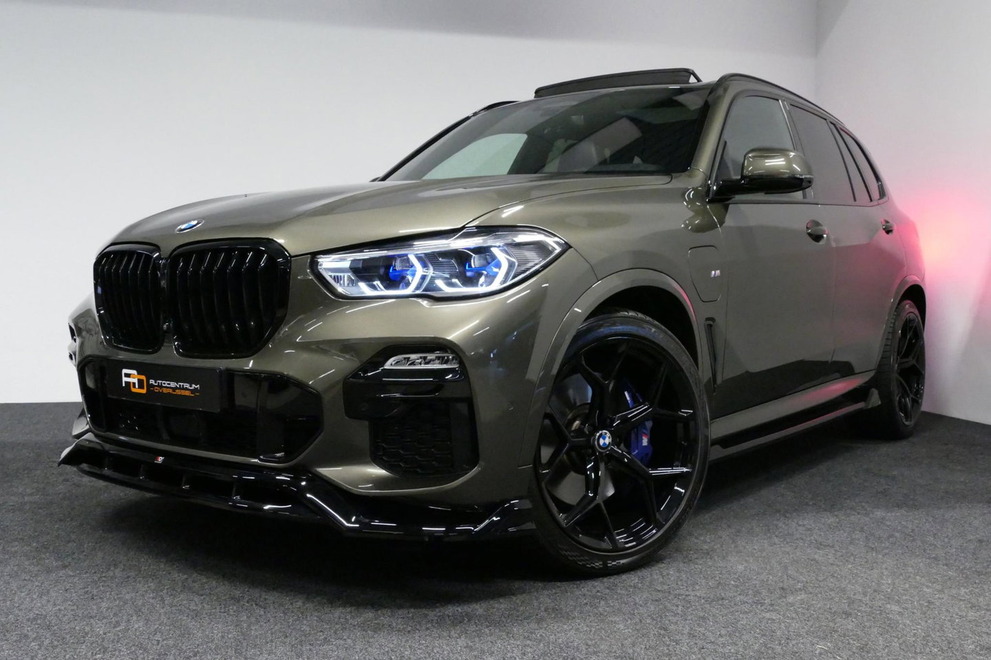 BMW X5 xDrive45e M Sport / Orig. Nederlands / Maxton Design Bodykit V.2 / Panoramadak Sky Lounge / Massage stoelen / Carbon inleg / Trekhaak / Elektr. verstelbare voorstoelen + memory / BMW Laser Koplampen / Bowers & Wilkins Sound-system / Head-up Display / Acht