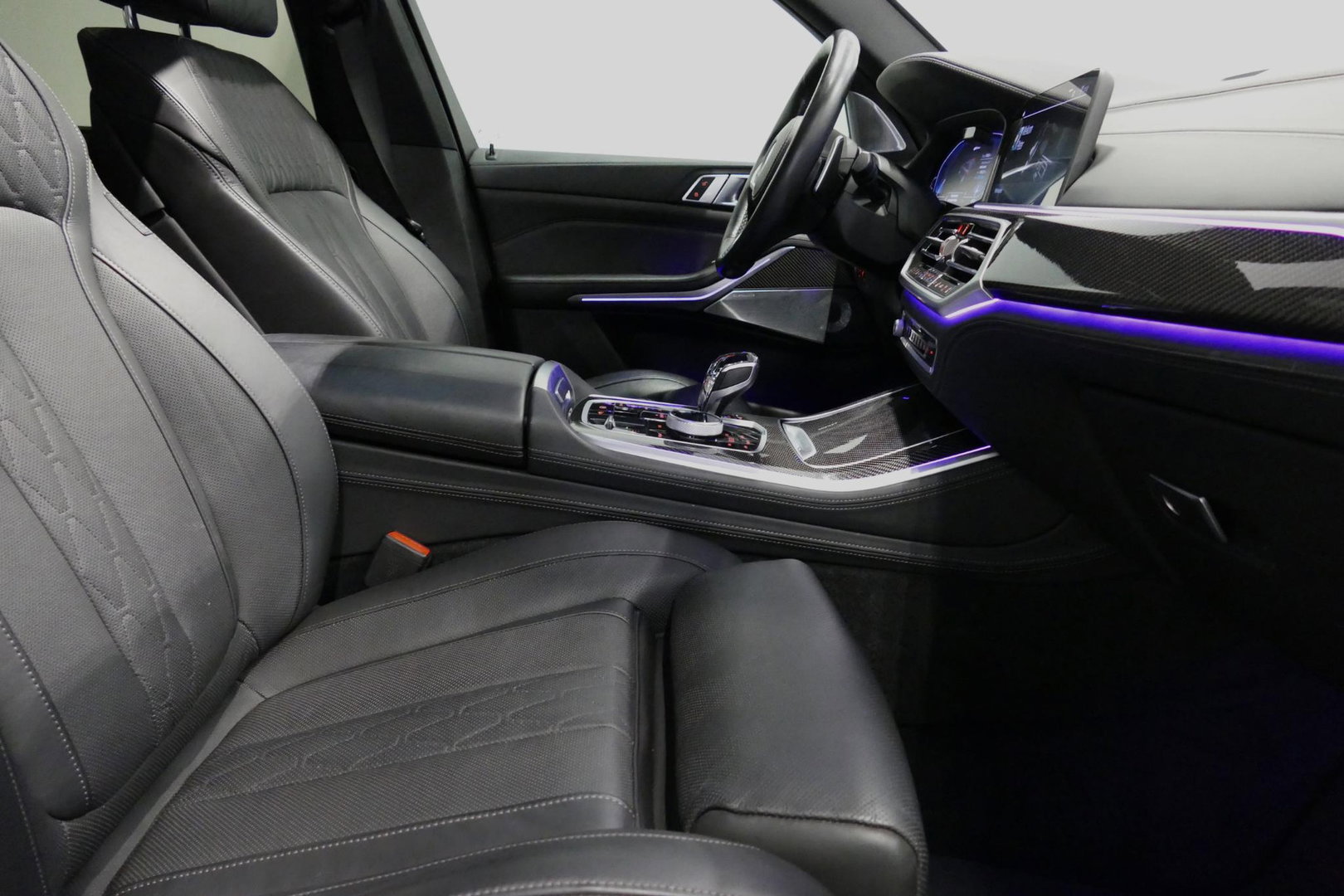 BMW X5 xDrive45e M Sport / Orig. Nederlands / Maxton Design Bodykit V.2 / Panoramadak Sky Lounge / Massage stoelen / Carbon inleg / Trekhaak / Elektr. verstelbare voorstoelen + memory / BMW Laser Koplampen / Bowers & Wilkins Sound-system / Head-up Display / Acht