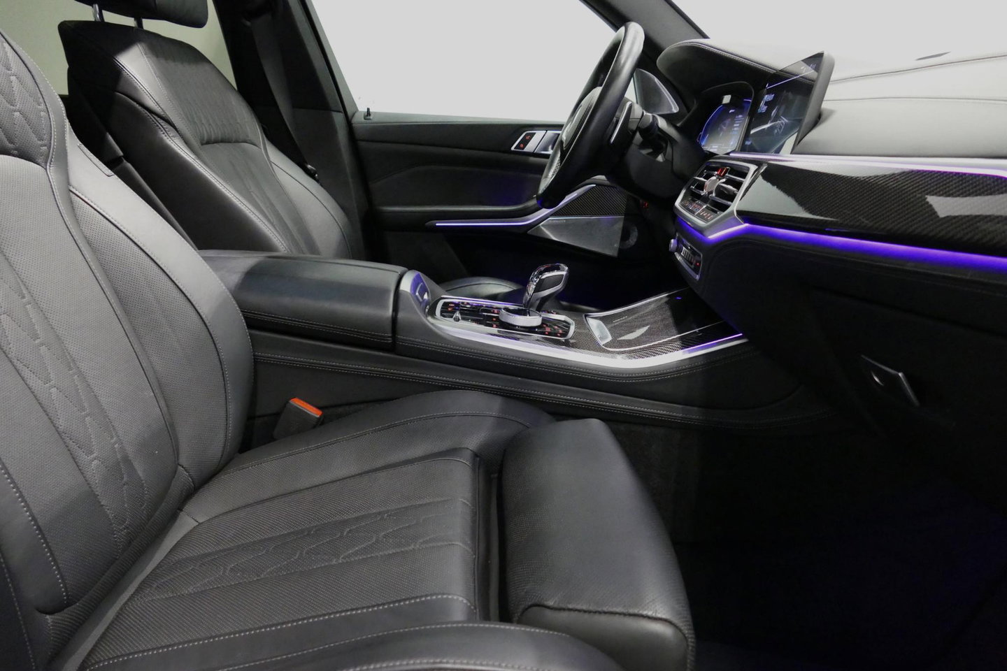 BMW X5 xDrive45e M Sport / Orig. Nederlands / Maxton Design Bodykit V.2 / Panoramadak Sky Lounge / Massage stoelen / Carbon inleg / Trekhaak / Elektr. verstelbare voorstoelen + memory / BMW Laser Koplampen / Bowers & Wilkins Sound-system / Head-up Display / Acht