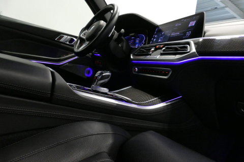 BMW X5 xDrive45e M Sport / Orig. Nederlands / Maxton Design Bodykit V.2 / Panoramadak Sky Lounge / Massage stoelen / Carbon inleg / Trekhaak / Elektr. verstelbare voorstoelen + memory / BMW Laser Koplampen / Bowers & Wilkins Sound-system / Head-up Display / Acht
