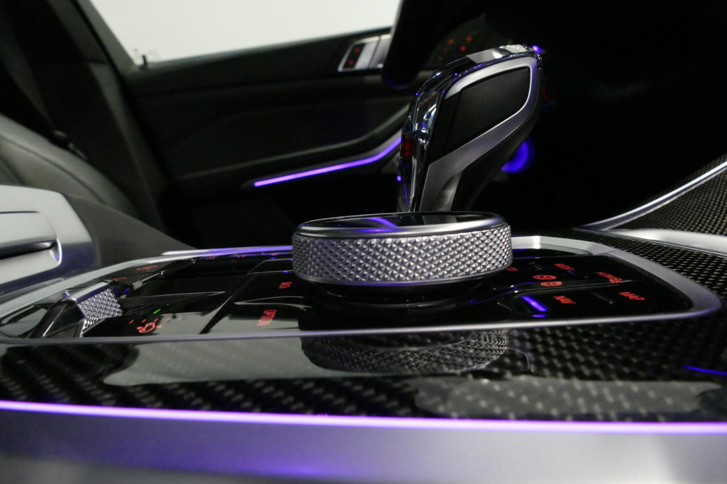 BMW X5 xDrive45e M Sport / Orig. Nederlands / Maxton Design Bodykit V.2 / Panoramadak Sky Lounge / Massage stoelen / Carbon inleg / Trekhaak / Elektr. verstelbare voorstoelen + memory / BMW Laser Koplampen / Bowers & Wilkins Sound-system / Head-up Display / Acht