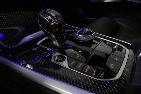 BMW X5 xDrive45e M Sport / Orig. Nederlands / Maxton Design Bodykit V.2 / Panoramadak Sky Lounge / Massage stoelen / Carbon inleg / Trekhaak / Elektr. verstelbare voorstoelen + memory / BMW Laser Koplampen / Bowers & Wilkins Sound-system / Head-up Display / Acht