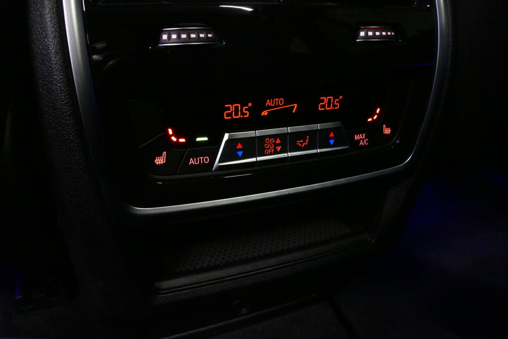 BMW X5 xDrive45e M Sport / Orig. Nederlands / Maxton Design Bodykit V.2 / Panoramadak Sky Lounge / Massage stoelen / Carbon inleg / Trekhaak / Elektr. verstelbare voorstoelen + memory / BMW Laser Koplampen / Bowers & Wilkins Sound-system / Head-up Display / Acht