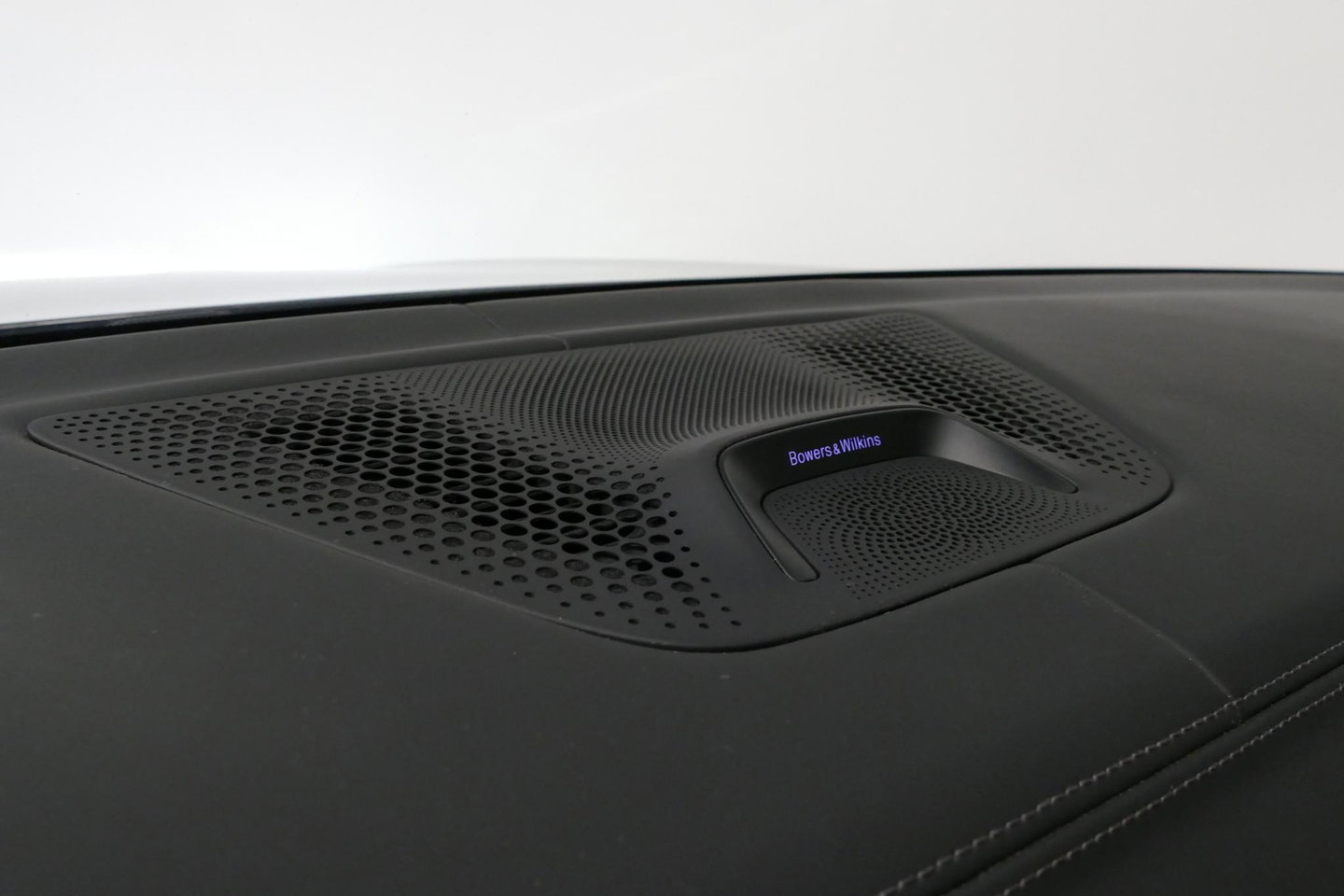 BMW X5 xDrive45e M Sport / Orig. Nederlands / Maxton Design Bodykit V.2 / Panoramadak Sky Lounge / Massage stoelen / Carbon inleg / Trekhaak / Elektr. verstelbare voorstoelen + memory / BMW Laser Koplampen / Bowers & Wilkins Sound-system / Head-up Display / Acht