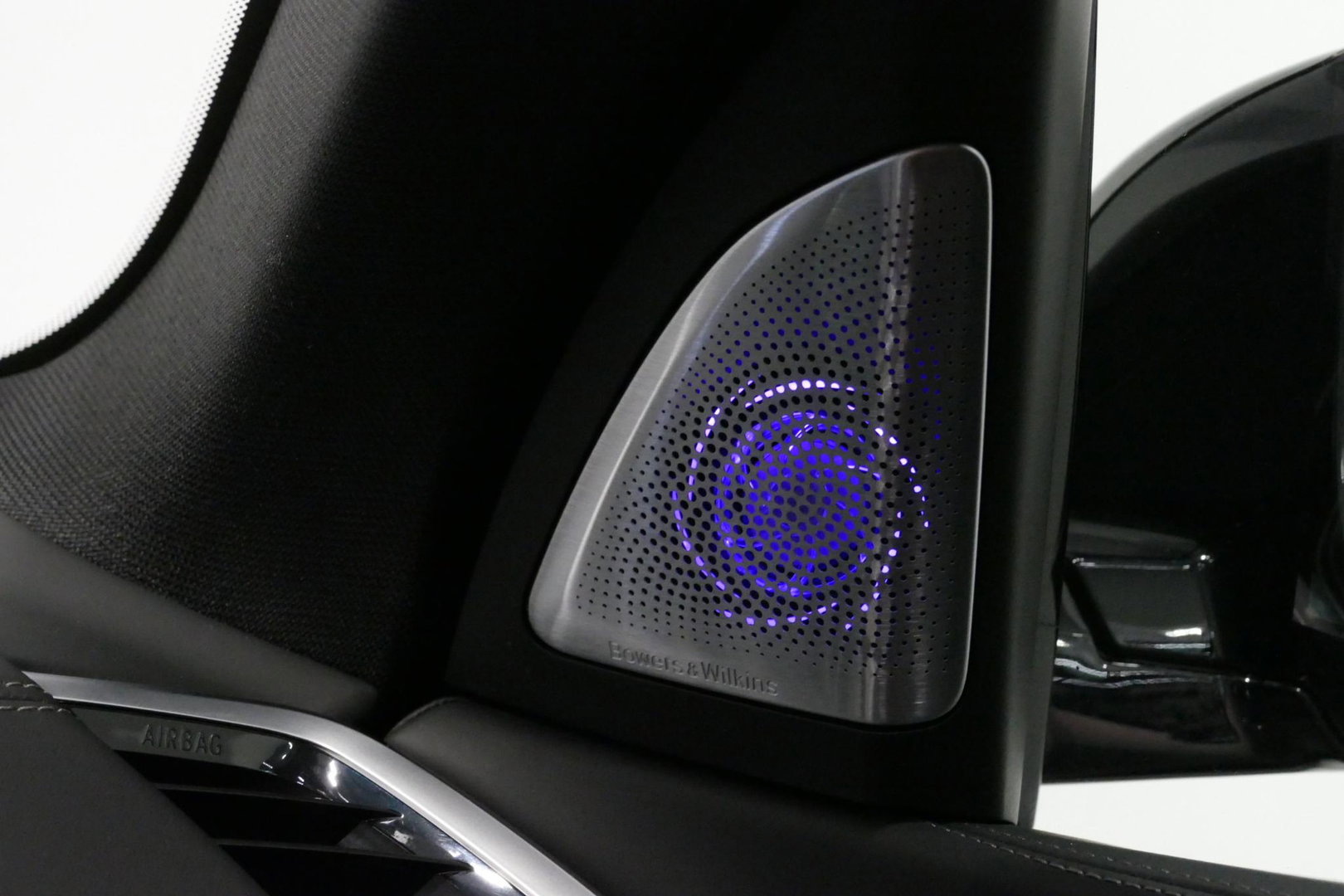 BMW X5 xDrive45e M Sport / Orig. Nederlands / Maxton Design Bodykit V.2 / Panoramadak Sky Lounge / Massage stoelen / Carbon inleg / Trekhaak / Elektr. verstelbare voorstoelen + memory / BMW Laser Koplampen / Bowers & Wilkins Sound-system / Head-up Display / Acht