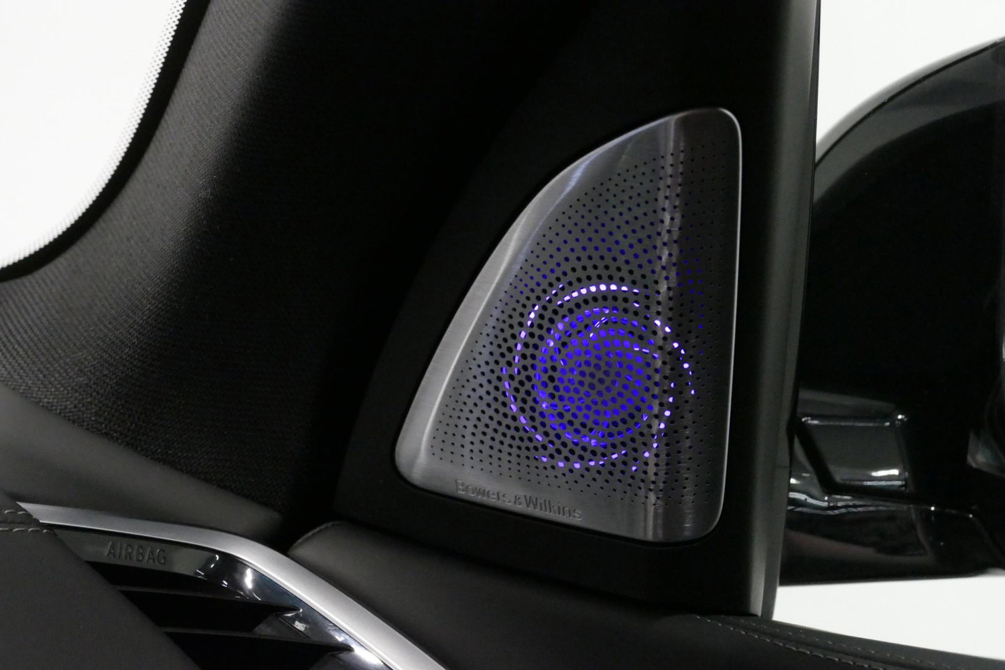 BMW X5 xDrive45e M Sport / Orig. Nederlands / Maxton Design Bodykit V.2 / Panoramadak Sky Lounge / Massage stoelen / Carbon inleg / Trekhaak / Elektr. verstelbare voorstoelen + memory / BMW Laser Koplampen / Bowers & Wilkins Sound-system / Head-up Display / Acht