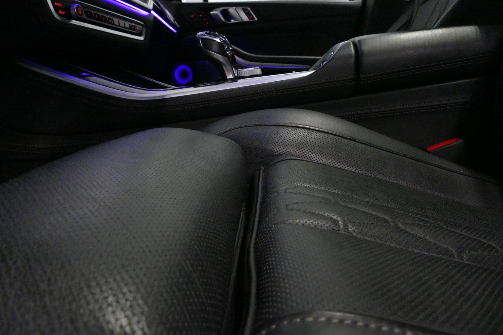 BMW X5 xDrive45e M Sport / Orig. Nederlands / Maxton Design Bodykit V.2 / Panoramadak Sky Lounge / Massage stoelen / Carbon inleg / Trekhaak / Elektr. verstelbare voorstoelen + memory / BMW Laser Koplampen / Bowers & Wilkins Sound-system / Head-up Display / Acht